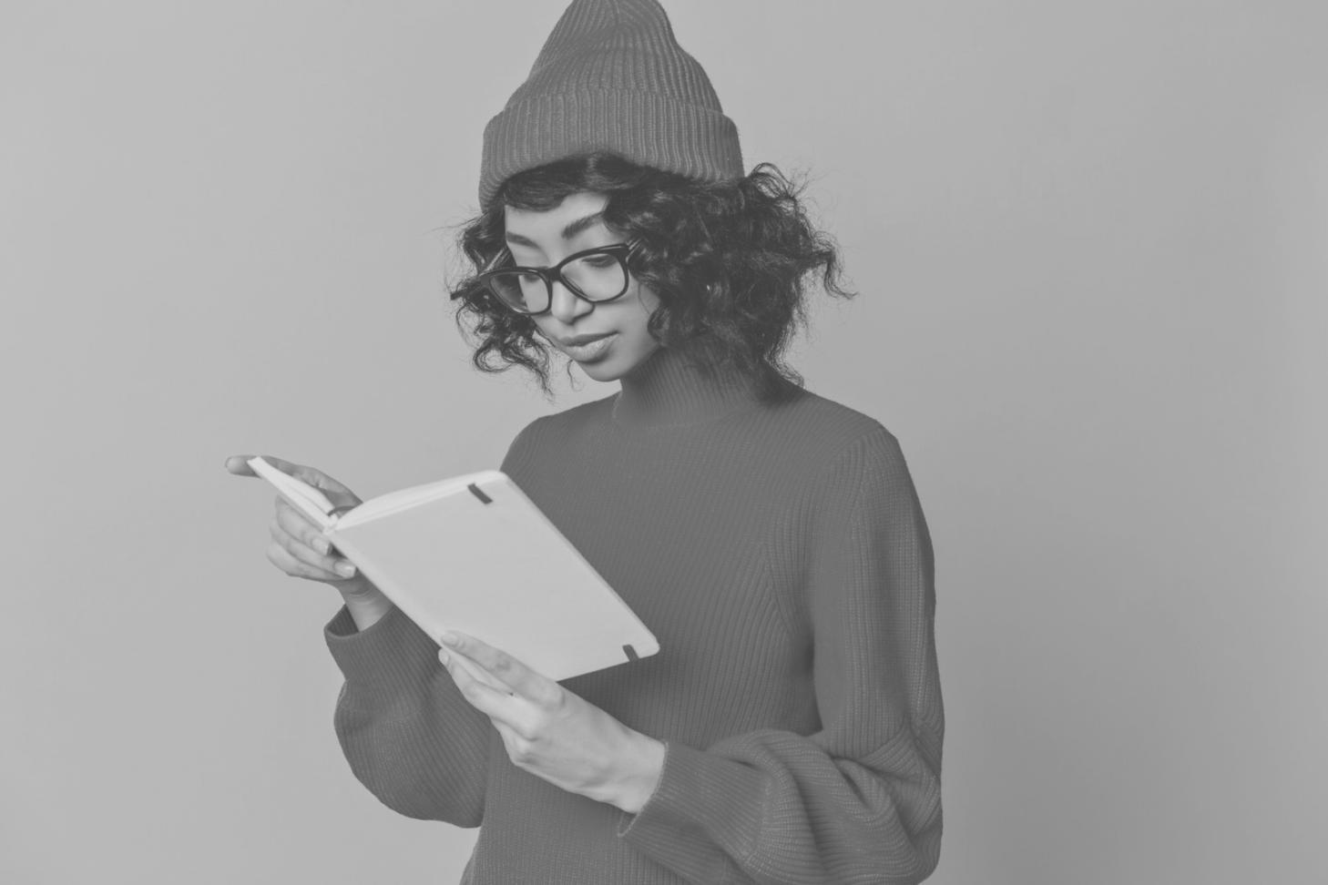 Étudiants travaillant ensemble sur des concepts de budgétisation